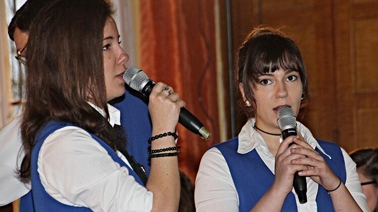 Zwei der hübschen Damen der Pfarrweisacher.