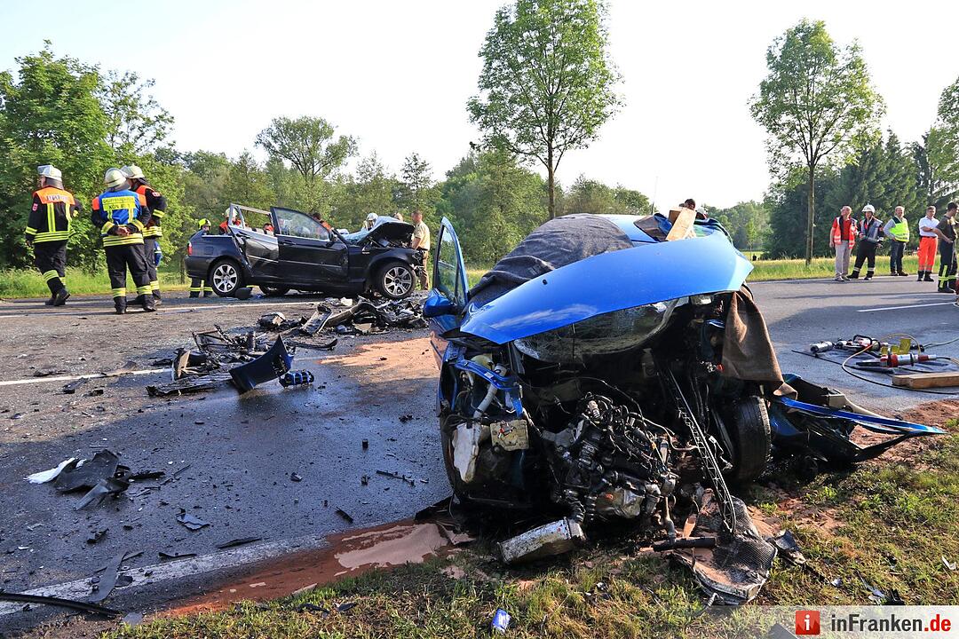 Großeibstadt: Tödlicher Unfall - Autos kollidieren frontal