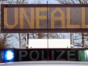 Auf der A7 in Richtung Kassel kam es am Donnerstag zu einem heftigen Auffahrunfall. Foto: Carsten Rehder / dpa