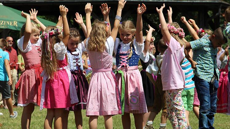 Die zweiten Klassen und die Vorschüler beim FliegerliedFoto: Katharina Müller-Sanke