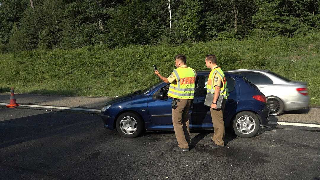 Polizei sieht rot: Bereits mehr als 20 Gaffer herausgezogen - Wohnmobilfahrer kollidiert beim Überholen mit Lastwagen