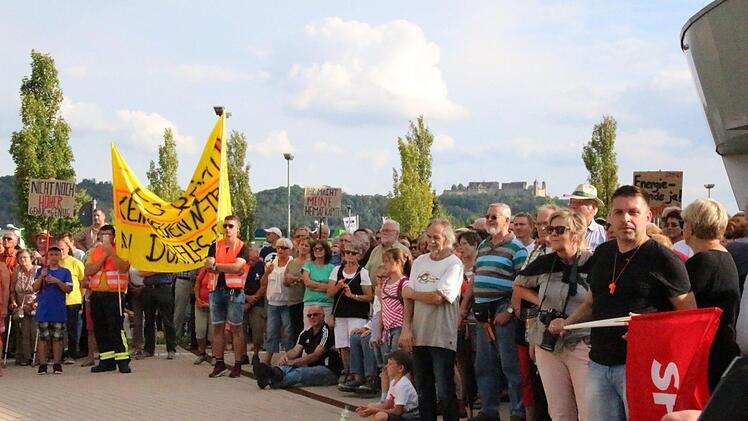 Rund 2000 Menschen waren zu der Demonstration an der HUK-Coburg-Arena gekommen, schätzten die Veranstalter.