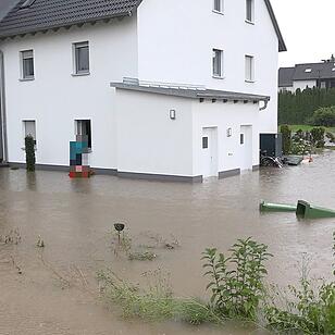 Autos versinken in Wassermassen in Heroldsbach