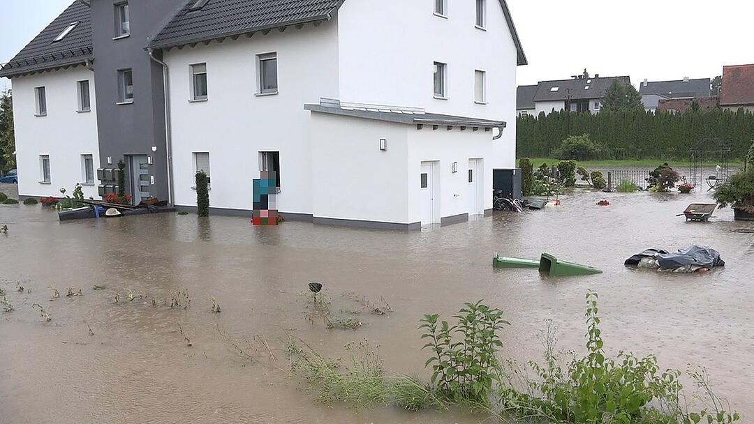 Autos versinken in Wassermassen in Heroldsbach