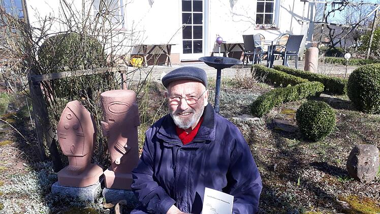 Hans Heinrich schreibt Anekdoten aus der Rhön auf und hat nun schon sein viertes Büchlein veröffentlicht. Diana Leitsch