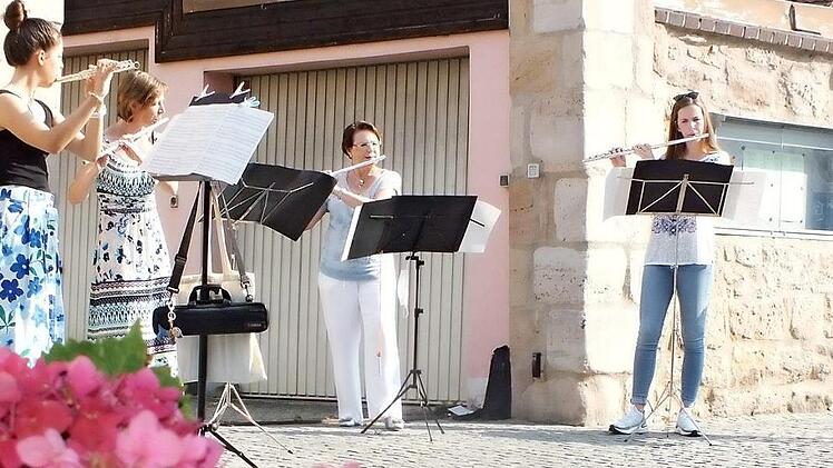 Das Flötenensemble unter Gabriele Haberberger spielte in der Hauptstraße auf.