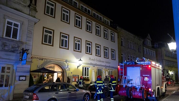 Coburg: Brand im Hotel - Feuerwehr bringt Gäste über Drehleiter in Sicherheit