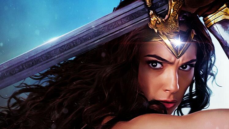 Die Amazone "Wonder Woman" alias Diana Prince (Gal Gadot) greift mit Schwert, Schild und magischen Kr&auml;ften in den Ersten Weltkrieg ein, um Kriegsgott Ares zu stoppen.