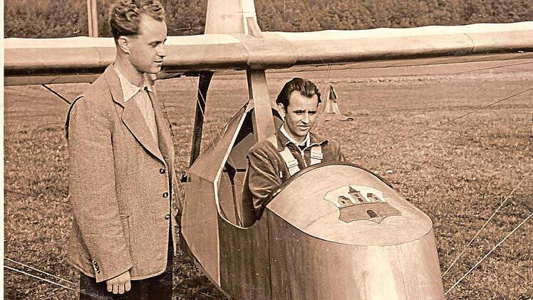 Bei einem Flugtag am 4. Oktober 1958 wurde die SG 38 auf den Namen Stadt Burgkunstadt getauft. Erwin Lauer bricht zu einem Jungfernflug mit dem Segelflieger auf, der am Bug das Stadtwappen tr&auml;gt. Links im Bild Erwin Gahn.  Segelfluggruppe Kordigas...