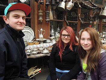 Auch ein Gang über den Basar durfte bei der Comenius-Reise nach Ankara für (von links) Philipp Kuliqi, Lea Grießhammer und Tamara Grimme aus Stadtsteinach nicht fehlen. Foto: privat