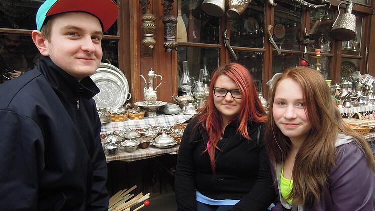 Auch ein Gang über den Basar durfte bei der Comenius-Reise nach Ankara für (von links) Philipp Kuliqi, Lea Grießhammer und Tamara Grimme aus Stadtsteinach nicht fehlen. Foto: privat