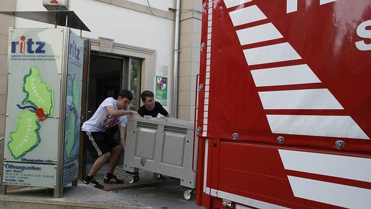 Alle Hände voll zu tun hatten die Helfer der Feuerwehr Eltmann beim schweißtreibenden Packen des Hilfstransports. Auf der Fahrt nach Deggendorf freuten sie sich, dass der neue Lkw über eine Klimaanlage verfügt.