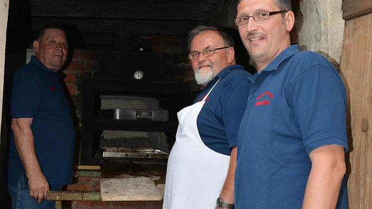 Günter Schleicher, Albert Voll und Norbert Borst (von links) vor dem Holzbackofen.