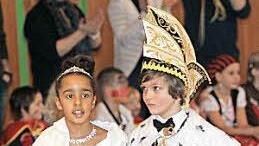 Das Kinderprinzenpaar der Coburger Narrhalla, Leah I. und Anourar I., bei seinem Auftritt.
