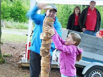 Der Holzturmbau aus ungleich geschnittenen Holzstücken war eine Herausforderung. Hier baut Christian Heyder mit Tochter Lara. Foto: Hofmann