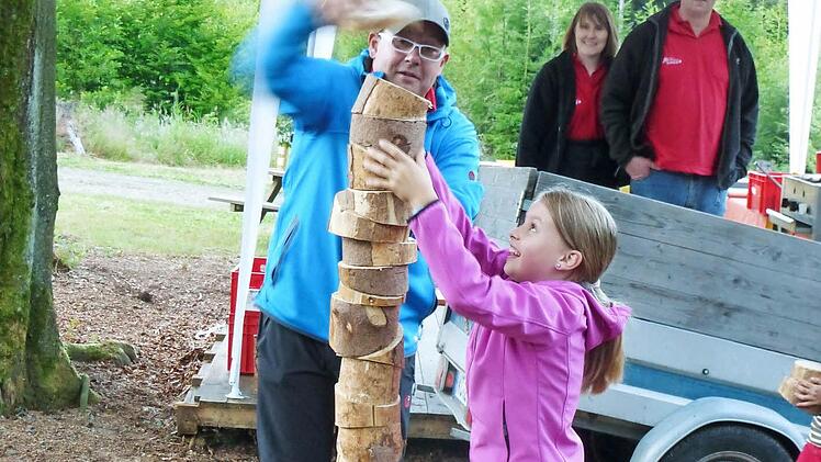 Der Holzturmbau aus ungleich geschnittenen Holzstücken war eine Herausforderung. Hier baut Christian Heyder mit Tochter Lara. Foto: Hofmann