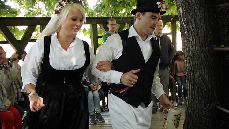 Janine Kolb und Michael Linhardt beim Tanz in der Linden-Krone. Fotos: Katharina Müller-Sanke