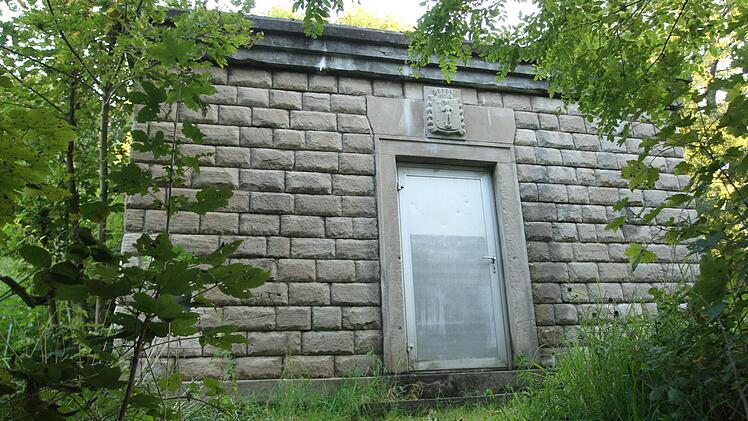 Das Wappen der Stadt Eltmann ziert die Eingangstür zum Wasserhochbehälter. Foto: Günther Geiling