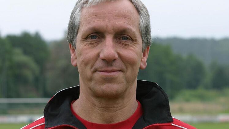 Gut lachen hat derzeit Wolfgang Lachmann nach zehn Punkten aus den vergangenen vier Partien. Der Co-Trainer des TV Ebern coacht das Team mit seiner großen Erfahrung und viel Umsicht.