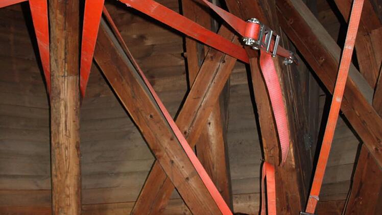 Zur Stabilisierung des Tragwerks werden während der Reparatur Gurte eingesetzt. Foto: Stephan Tiroch