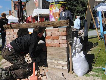Charmante Variante des Gartenbaus: Lukas Pflaum zimmert aus den Reste eines Abbruchs einen Ruhepunkt im Garten.  Foto: Philipp Demling