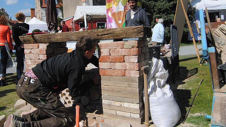Charmante Variante des Gartenbaus: Lukas Pflaum zimmert aus den Reste eines Abbruchs einen Ruhepunkt im Garten.  Foto: Philipp Demling