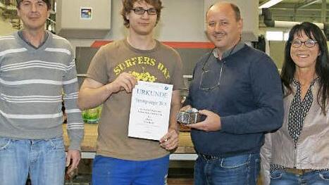 Der Innungsbeste der Feinwerkmechaniker lernte bei der Firma Renner in Knetzgau. Tim Brettl aus Ebelsbach freute sich über die Urkunde der Innung. Mit im Bild die Chefs Reiner und Agnes Renner (rechts) sowie Techniker Matthias Karg, stellvertretend für die Ausbilder. Foto: S. Weinbeer