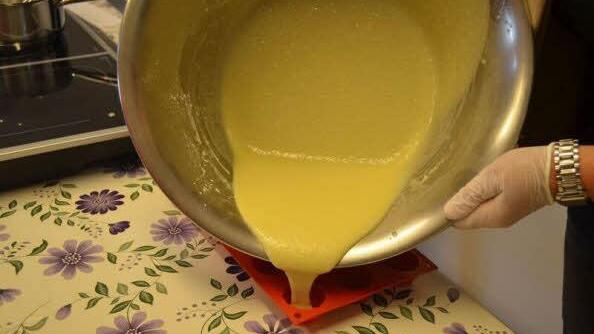 Schritt 4: Die Masse in eine Silikonform mit kleinen Mulden geben.  Foto: Larissa Händel
