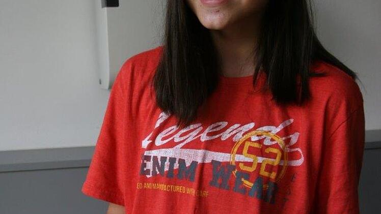 Eine Sch&uuml;lerin bringt den leckeren Nachtisch.