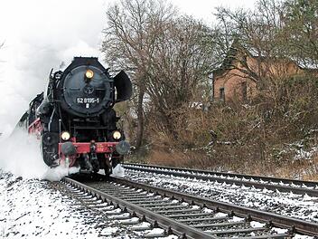 Die Dampflokomotive 52 8195-1 f&auml;hrt am 2. Dezember von N&uuml;rnberg nach Bayreuth. Foto: H.P. Pairan