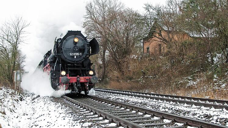Die Dampflokomotive 52 8195-1 f&auml;hrt am 2. Dezember von N&uuml;rnberg nach Bayreuth. Foto: H.P. Pairan
