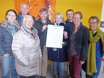 Bei der Spendenübergabe (von links): Birgit Rosbigalle, Heinz Hollederer, Monika Vieth, Pfarrer Chritian Muschler, SI-Präsidentin Bärbl Flessa, Christian Rösch, Kathrin Reif und Susanne Heydenreich Foto: Heidi Amon