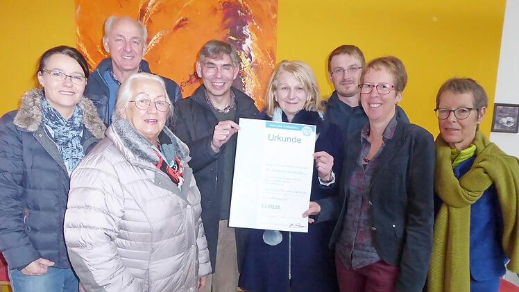 Bei der Spendenübergabe (von links): Birgit Rosbigalle, Heinz Hollederer, Monika Vieth, Pfarrer Chritian Muschler, SI-Präsidentin Bärbl Flessa, Christian Rösch, Kathrin Reif und Susanne Heydenreich Foto: Heidi Amon