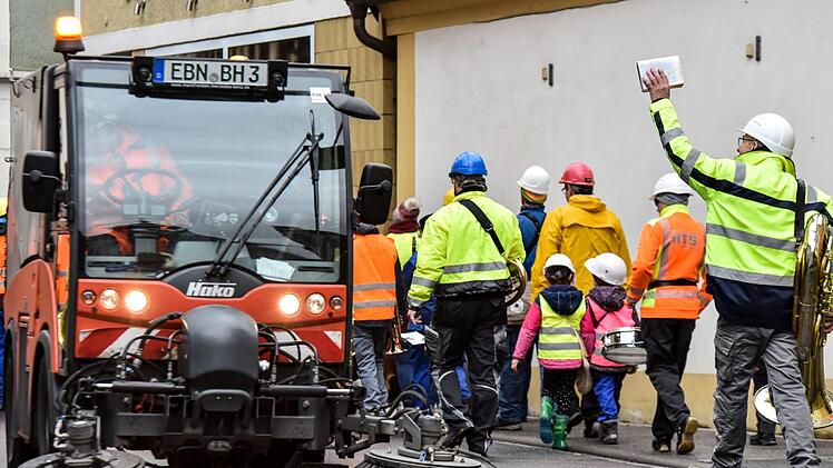 Der Eberner Gaudiwurm trotzte dem trüben Wetter und versprühte tolle Faschingsstimmung. Foto: Ryan Evans