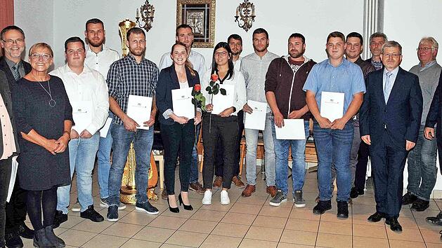 Sie alle haben die Ausbildung zum staatlich anerkannten Landwirt erfolgreich absolviert und wurden bei einer Feierstunde in Hirschaid freigesprochen. Das Bild zeigt die erfolgreichen Absolventen aus dem Landkreis Forchheim zusammen mit einigen Gra...
