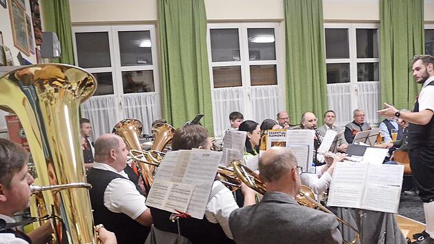 Die Haache Volksmusikanten unterhielten zur nachweihnachtlichen Feier des Heimat- und Volkstrachtenvereins Haig im Frankenwald mit einem abwechslungsreichen Repertoire und begeisterten ihre Zuhörer. Der 22- jährige Dirigent Max Lifka überzeugte du...