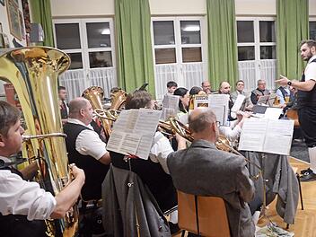 Die Haache Volksmusikanten unterhielten zur nachweihnachtlichen Feier des Heimat- und Volkstrachtenvereins Haig im Frankenwald mit einem abwechslungsreichen Repertoire und begeisterten ihre Zuhörer. Der 22- jährige Dirigent Max Lifka überzeugte du...