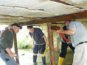Unser Bild zeigt (von rechts) Konrad Bauer, Uwe Fiedler (verdeckt), Alexander Bauer, Ethelbert Kremer und Karl-Heinz Kotschenrether bei der nicht ganz einfachen Arbeit.  Foto: Klaus Peter Wulf