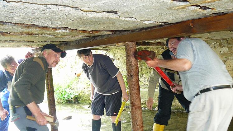 Unser Bild zeigt (von rechts) Konrad Bauer, Uwe Fiedler (verdeckt), Alexander Bauer, Ethelbert Kremer und Karl-Heinz Kotschenrether bei der nicht ganz einfachen Arbeit.  Foto: Klaus Peter Wulf