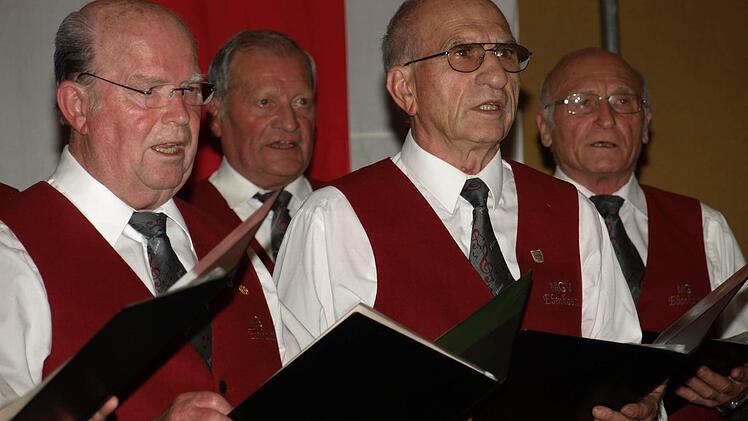 Sängerinnen und Sänger brachten beim Weinliederabend in Ebenhausen ein vielfältiges Programm, das die rund 200 Gäste mit reichem Applaus würdigten. Unser Bild zeigt die Gastgeber, hier Klaus Peter, Willi Greubel (hinten), Walter Ziegler und Hugo Gass (rechts).Fotos: Stefan Geiger