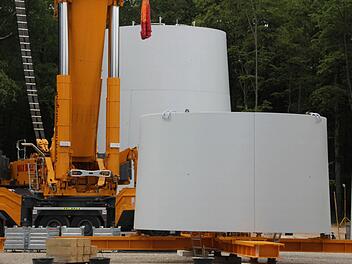 Der Turm der Windräder wird aus Stahlrohrmodulen zusammengesetzt. Die ersten Module werden derzeit mit einem Kran zusammengefügt. Fotos: Heike Beudert