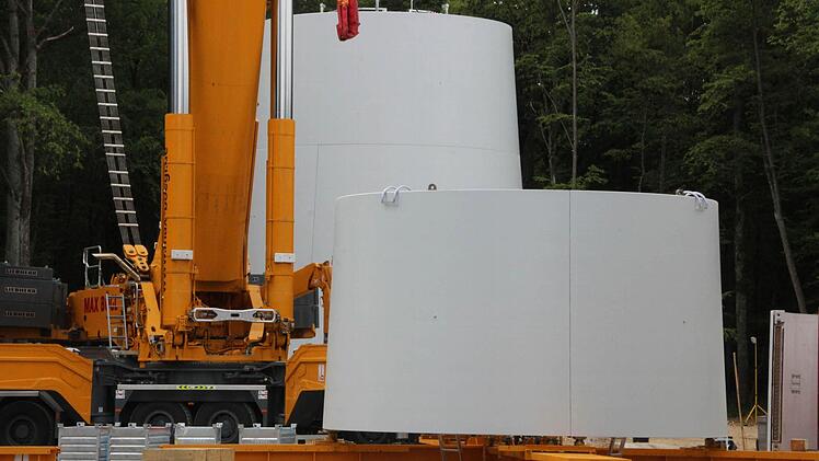 Der Turm der Windräder wird aus Stahlrohrmodulen zusammengesetzt. Die ersten Module werden derzeit mit einem Kran zusammengefügt. Fotos: Heike Beudert