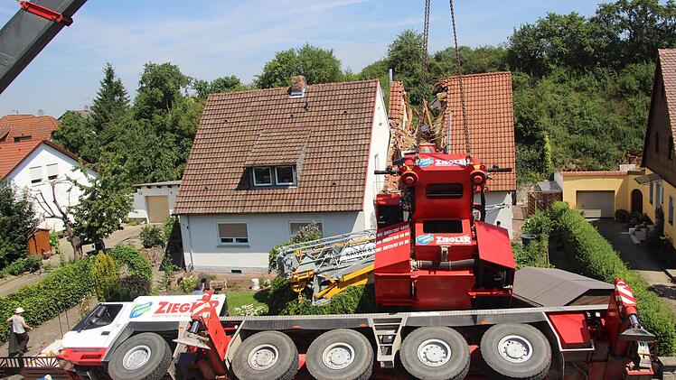 Großes Glück im Unglück: Der Arm des riesigen 70-Tonners hat das Hausdach durchschlagen, aber keinen Menschen getroffen. Foto: Diana Fuchs