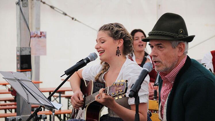 Die Schauspielerin Sarah Zaharanski und ihr Kollege Thomas Straus vom Landestheater Coburg beim Frühschoppen im Festzelt auf dem Schlossplatz.Foto: Jochen Berger