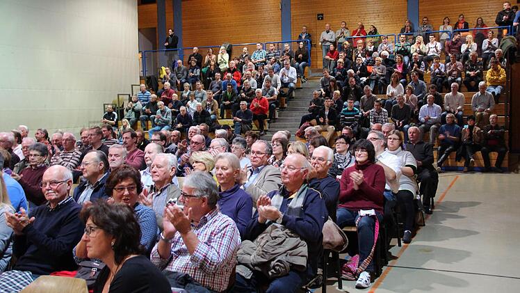 Gut besucht war die Bürgerversammlung in der Aischtalhalle. Foto: Andreas Dorsch