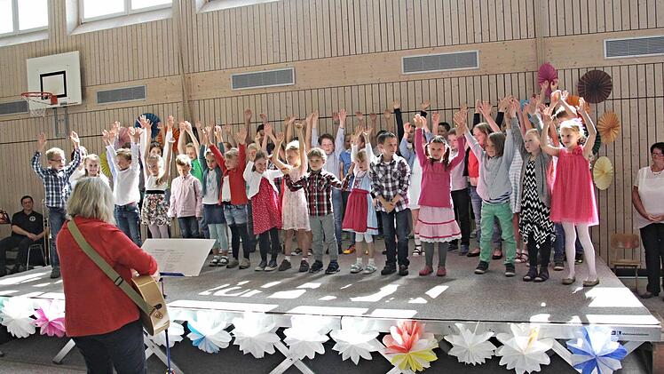 Mit Liedbeiträgen und kleinen Schauspielen begeisterten die Kinder die Festgäste. Foto: Helmut Wi