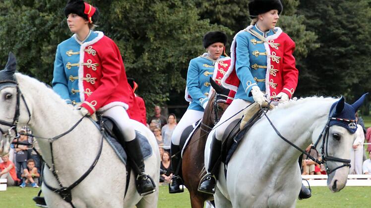 Die Mädchen des Reitervereins als ungarische Panduren bei der Quadrille 2016  Foto: Werner Vogel