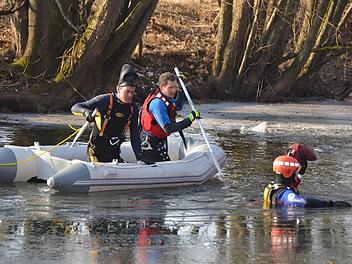 Die Wasserwacht suchte an der Saale nach einem Mann, der ins Eis eingebrochen sein soll. Ein Großaufgebot an Rettungskräften war bei der Suche dabei. Foto: Peter Rauch