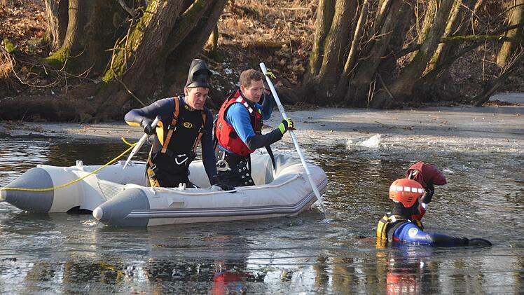 Die Wasserwacht suchte an der Saale nach einem Mann, der ins Eis eingebrochen sein soll. Ein Großaufgebot an Rettungskräften war bei der Suche dabei. Foto: Peter Rauch