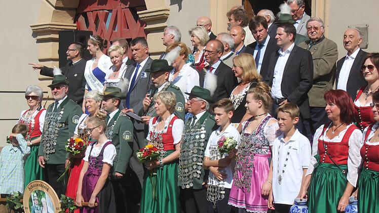 Die Ehrengäste vor dem Rathaus Foto: Matthias Einwag